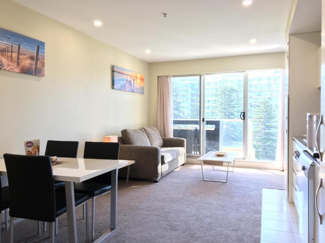 Beachside Luxury Apartments One & Two Bedroom In Beachfront Oaks Pier Building Glenelg Zewnętrze zdjęcie